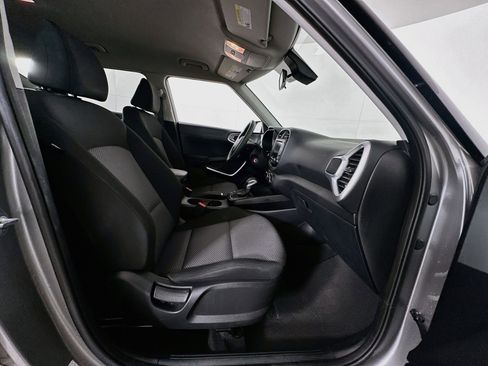 Used 2025 Kia Soul LX w/ LX Technology Package FWD image 29