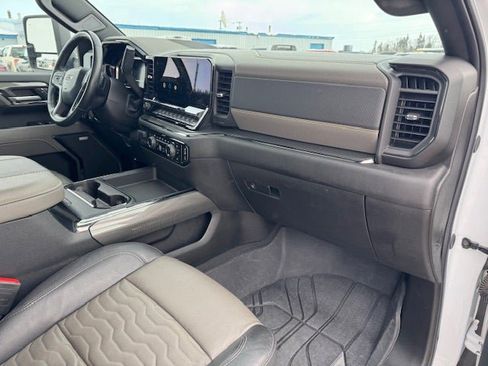 Used 2024 Chevrolet Silverado 2500 ZR2 w/ Technology Package image 24