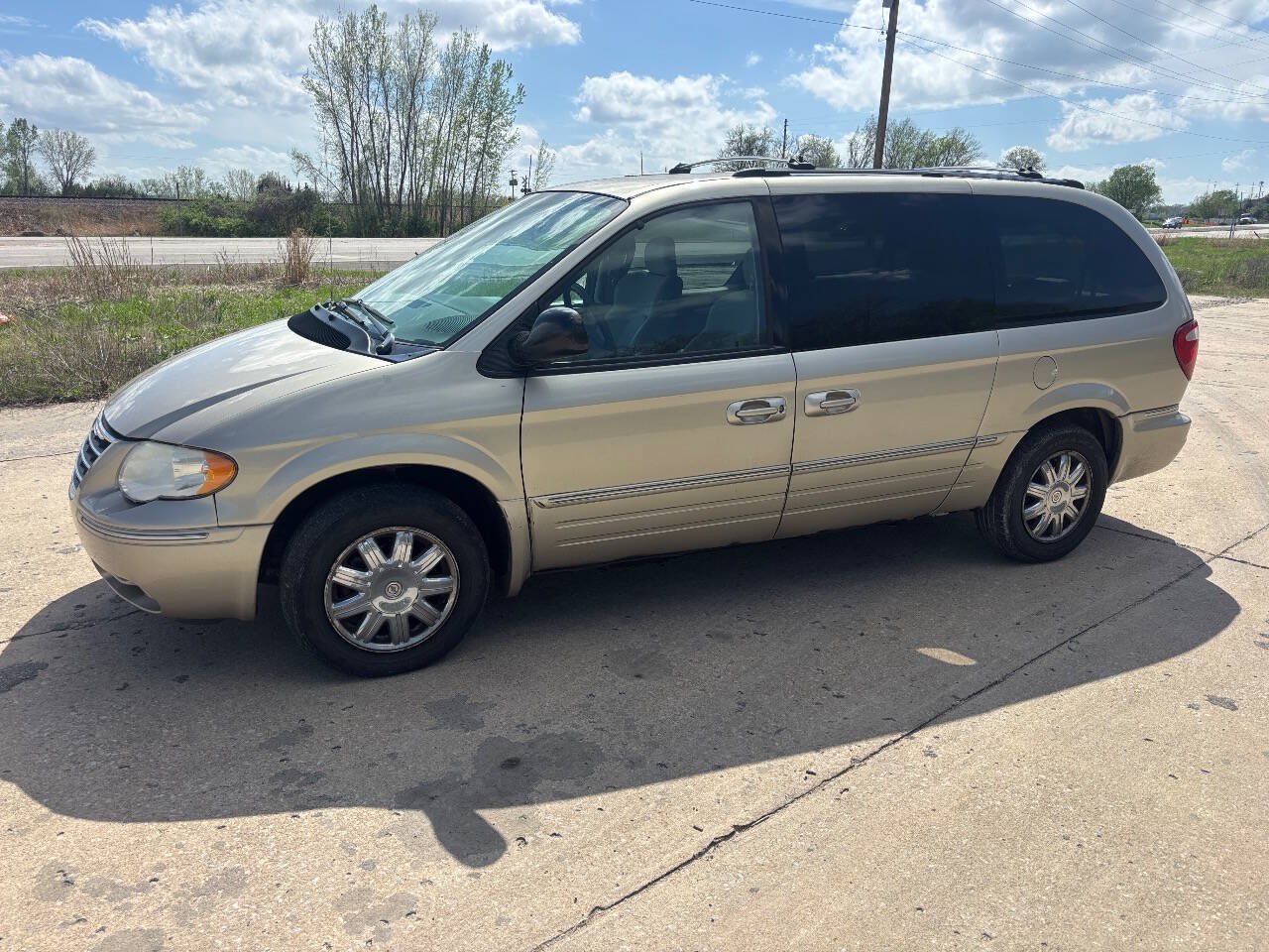 Used 2005 Chrysler Town & Country Limited w/ Trailer Tow Group FWD image 1