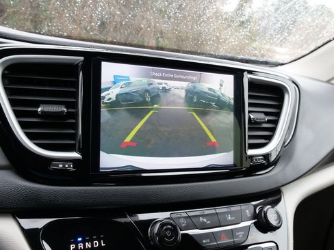 Used 2024 Chrysler Pacifica Touring-L image 28