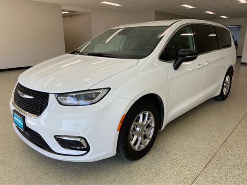 Used 2024 Chrysler Pacifica Touring-L image 1