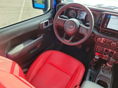 Used 2024 Jeep Wrangler Unlimited Rubicon w/ XTREMEE 35" Tire Package image 15