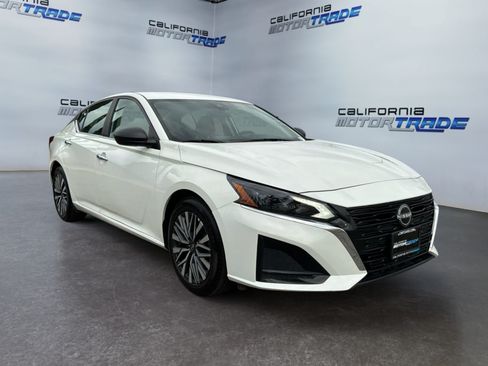 Used 2025 Nissan Altima 2.5 SV FWD image 3