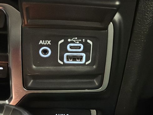Used 2024 Jeep Gladiator Mojave w/ Technology Group AWD/4WD image 35