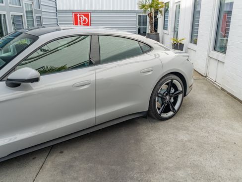 Used 2021 Porsche Taycan RWD image 6