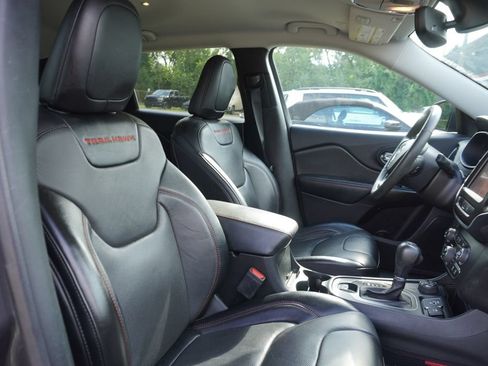 Used 2022 Jeep Cherokee Trailhawk w/ Sound & Nav Group AWD/4WD image 8
