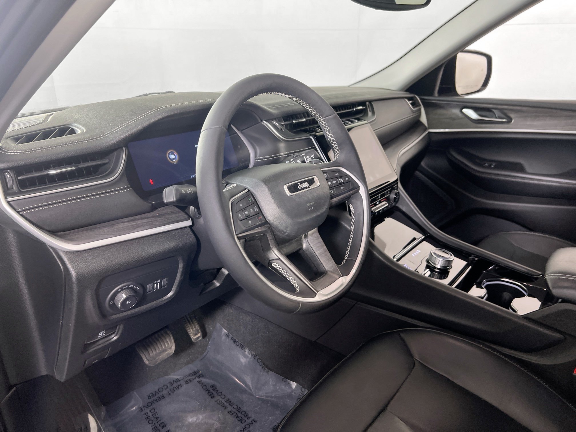 Used 2023 Jeep Grand Cherokee Limited w/ MOPAR Finishing Package AWD/4WD image 9