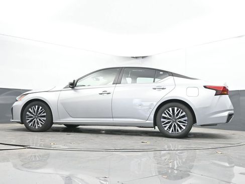 Used 2023 Nissan Altima 2.5 SV FWD image 49
