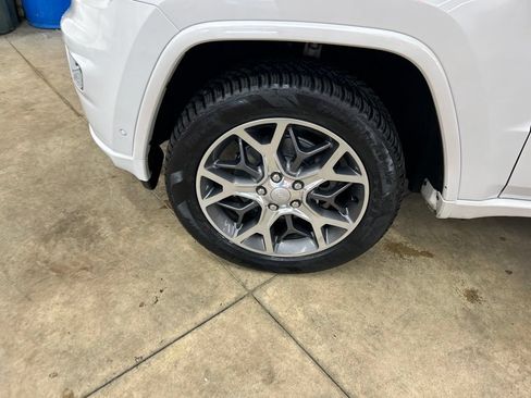 Used 2019 Jeep Grand Cherokee Overland AWD/4WD image 30