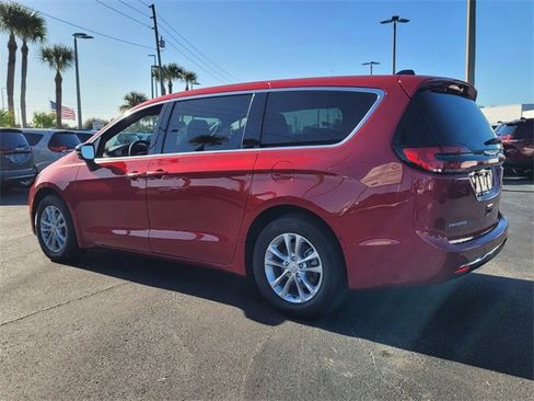 New 2026 Chrysler Pacifica Select image 5