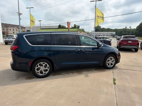 Used 2024 Chrysler Pacifica Limited FWD image 12