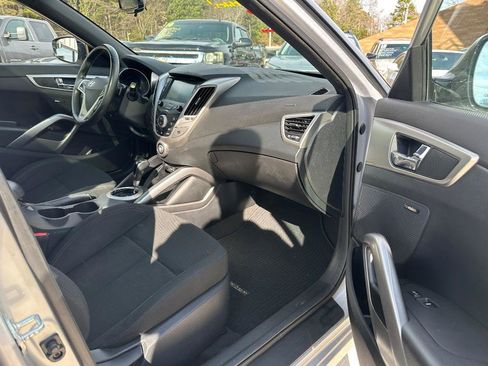 Used 2017 Hyundai Veloster Value Edition image 20