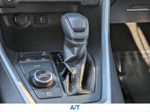 Used 2020 Toyota RAV4 LE image 19