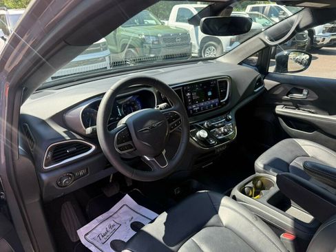 Used 2025 Chrysler Pacifica Select FWD image 3