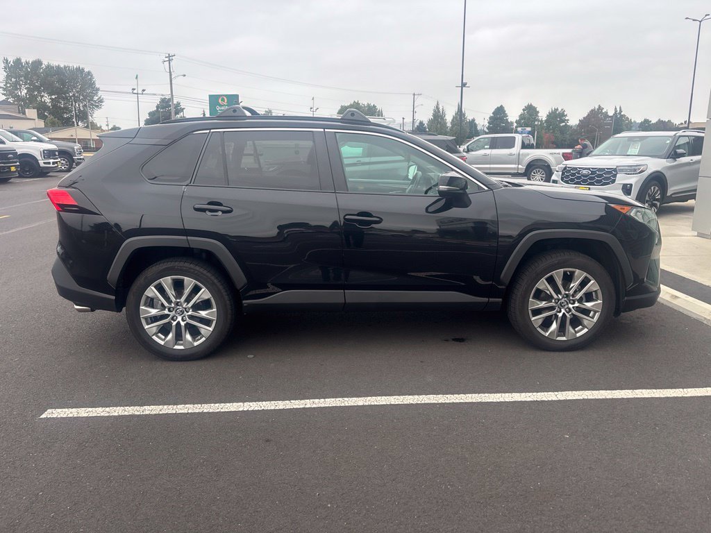 Used 2019 Toyota RAV4 XLE Premium w/ Cold Weather Package AWD/4WD image 3