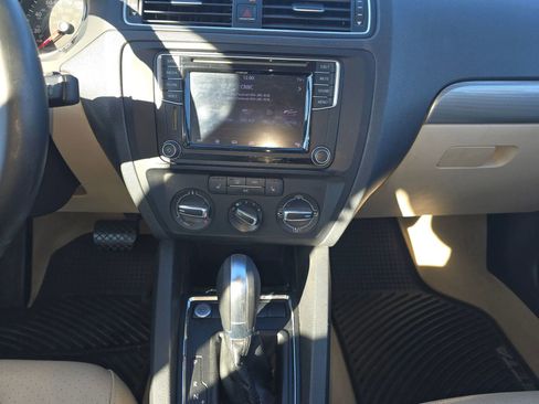 Used 2016 Volkswagen Jetta SE image 15