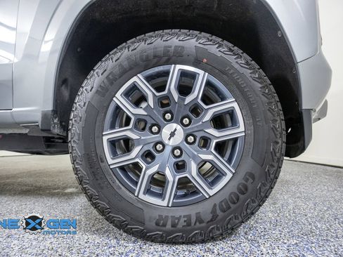 Used 2025 Chevrolet Colorado Z71 w/ Technology Package AWD/4WD image 44