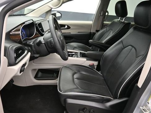 Used 2024 Chrysler Pacifica Limited FWD image 26
