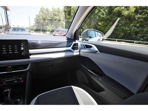 Used 2026 Volkswagen Taos SE FWD image 8