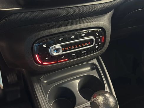 Used 2017 smart fortwo pure RWD image 18