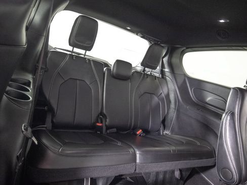 Used 2025 Chrysler Pacifica Select FWD image 16