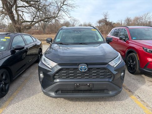 Used 2021 Toyota RAV4 XLE w/ Convenience Package image 7