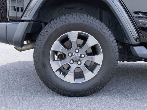 Used 2018 Jeep Wrangler Unlimited Sahara AWD/4WD image 10