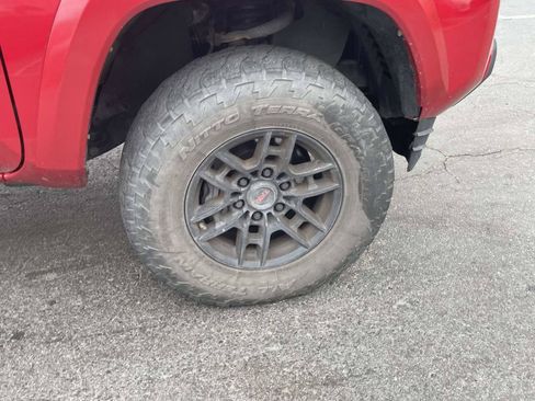 Used 2020 Toyota Tacoma SR5 AWD/4WD image 10
