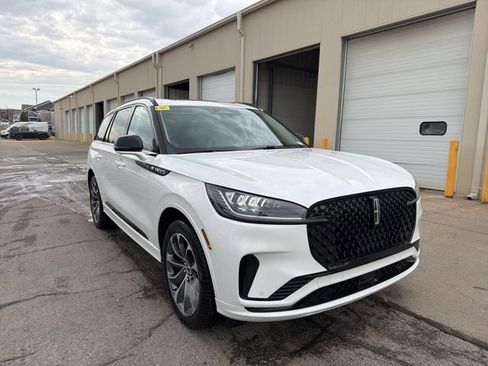 New 2026 Lincoln Aviator AWD image 3