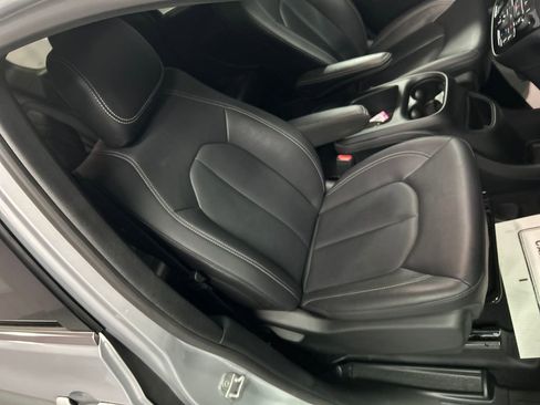 Used 2026 Chrysler Pacifica Select image 25