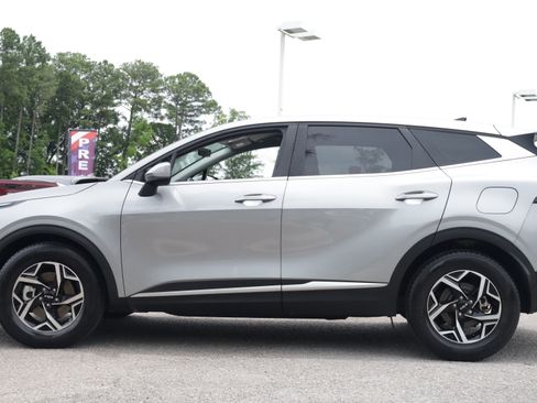 Used 2024 Kia Sportage LX FWD image 2