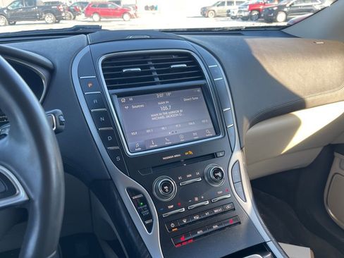 Used 2019 Lincoln Nautilus Select image 17