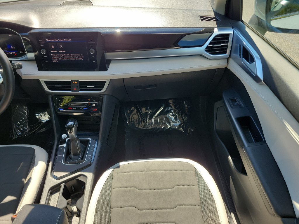 Used 2025 Volkswagen Taos SE w/ Panoramic Sunroof Package FWD image 15