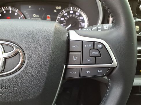 Certified 2023 Toyota Highlander XLE image 17