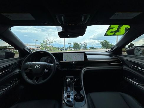 Used 2025 Toyota Crown AWD/4WD image 9