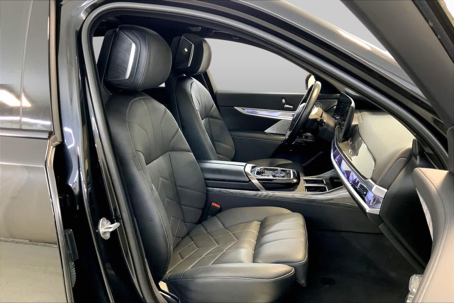 Used 2024 BMW i7 xDrive60 AWD/4WD image 8
