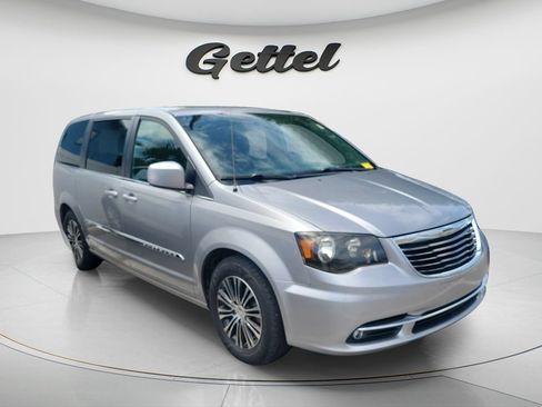 Used 2014 Chrysler Town & Country S FWD image 5