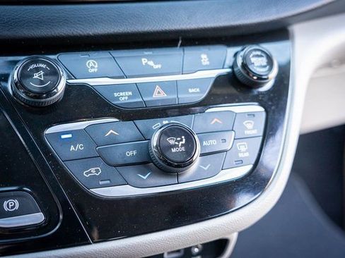 Used 2017 Chrysler Pacifica Touring-L Plus image 24