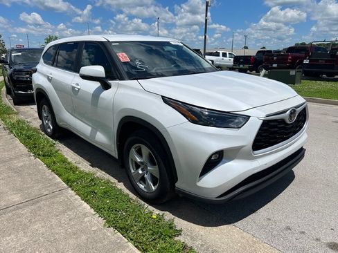 Used 2025 Toyota Highlander LE AWD/4WD image 2