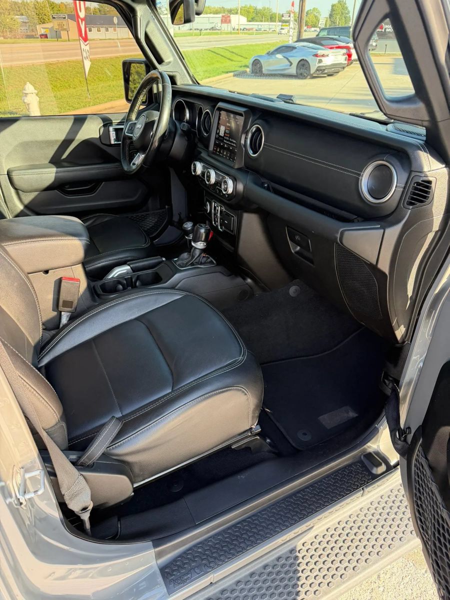 Used 2021 Jeep Wrangler Unlimited Sahara w/ Cold Weather Group AWD/4WD image 13