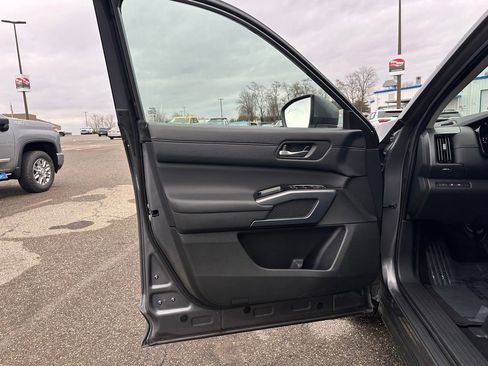 Used 2025 Nissan Pathfinder SL image 13