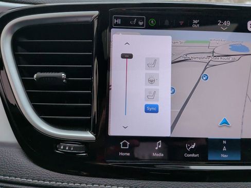 Used 2025 Chrysler Pacifica Limited w/ Uconnect Theater Family Group image 34