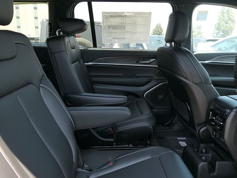 New 2026 Jeep Grand Cherokee L Limited w/ Limited Altitude Package AWD/4WD image 20