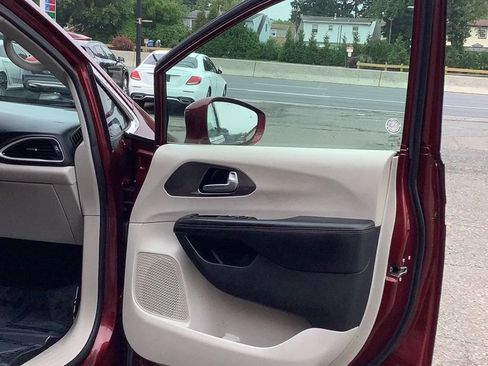 Used 2020 Chrysler Pacifica Touring-L image 11