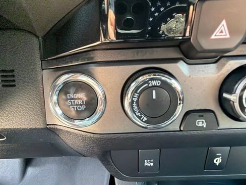 Used 2016 Toyota Tacoma TRD Sport w/ Towing Package AWD/4WD image 39