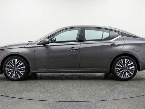 Used 2025 Nissan Altima 2.5 SV image 5