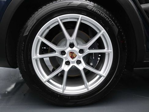 Certified 2025 Porsche Cayenne AWD/4WD image 24
