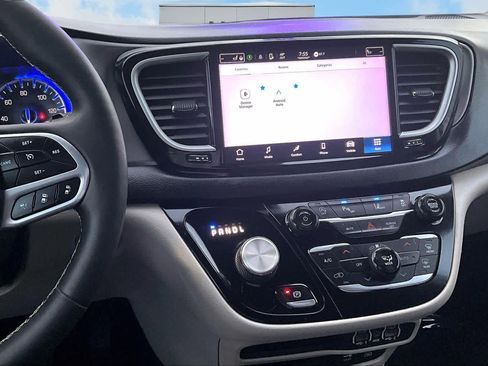 Used 2022 Chrysler Pacifica Touring-L image 16