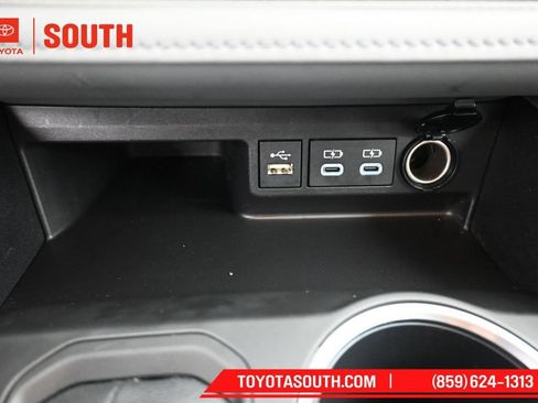 Used 2023 Toyota Highlander XLE AWD/4WD image 21