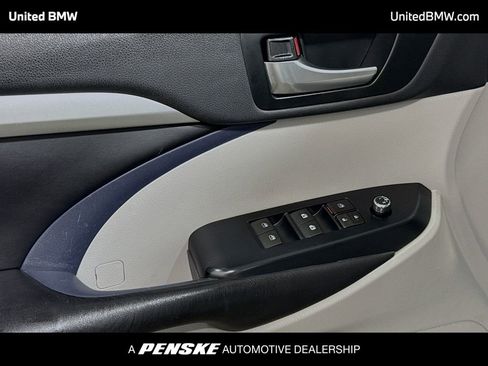 Used 2019 Toyota Highlander XLE FWD image 3